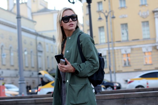 Découvrez comment transformer votre trench-coat en PVC en une pièce phare d"un look avant-garde!